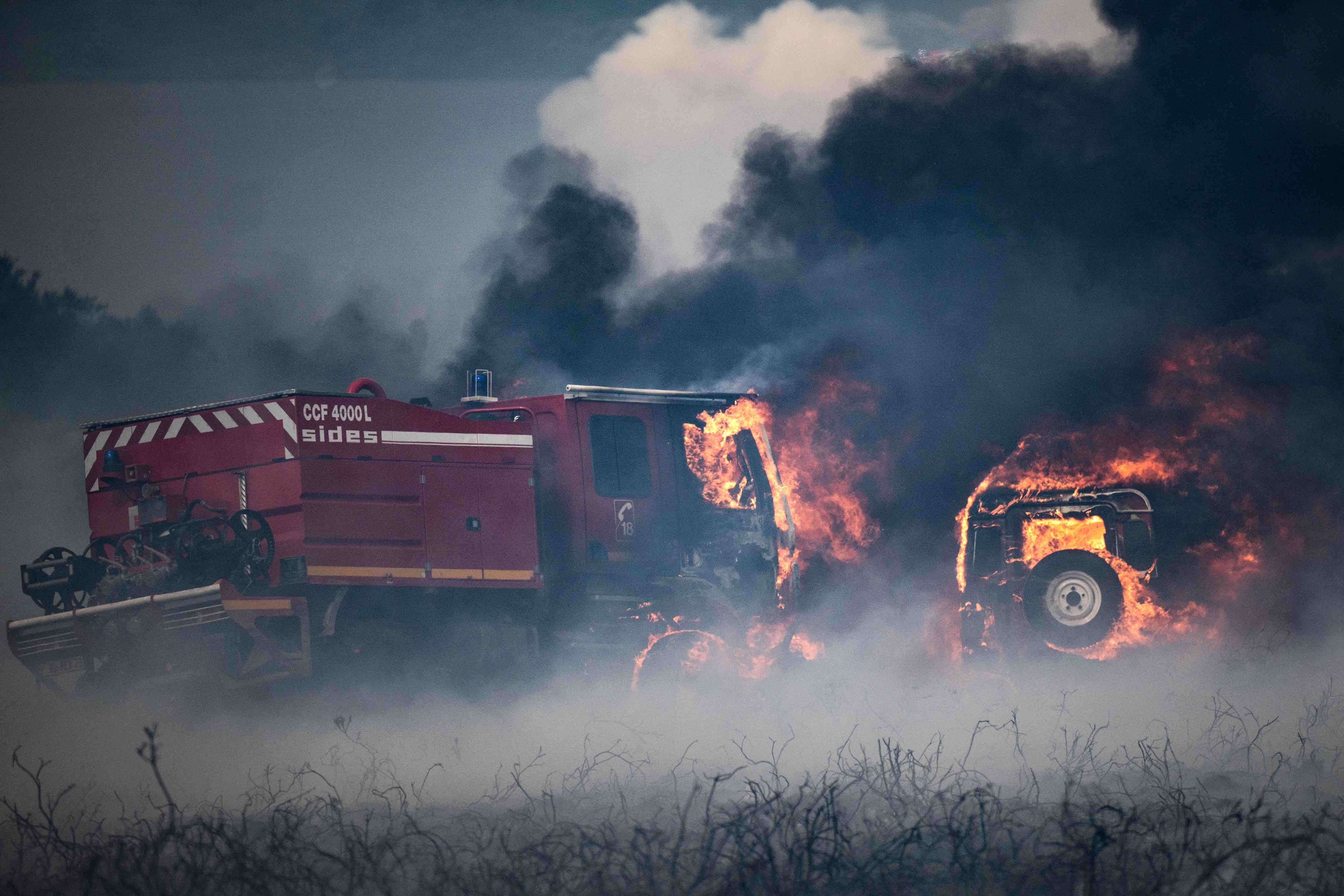 Des camions de pompiers en feux sur les Monts d'Arrée (Bretagne, ouest de la France), le 19 juillet 2022 - Loic Venance / AFP
