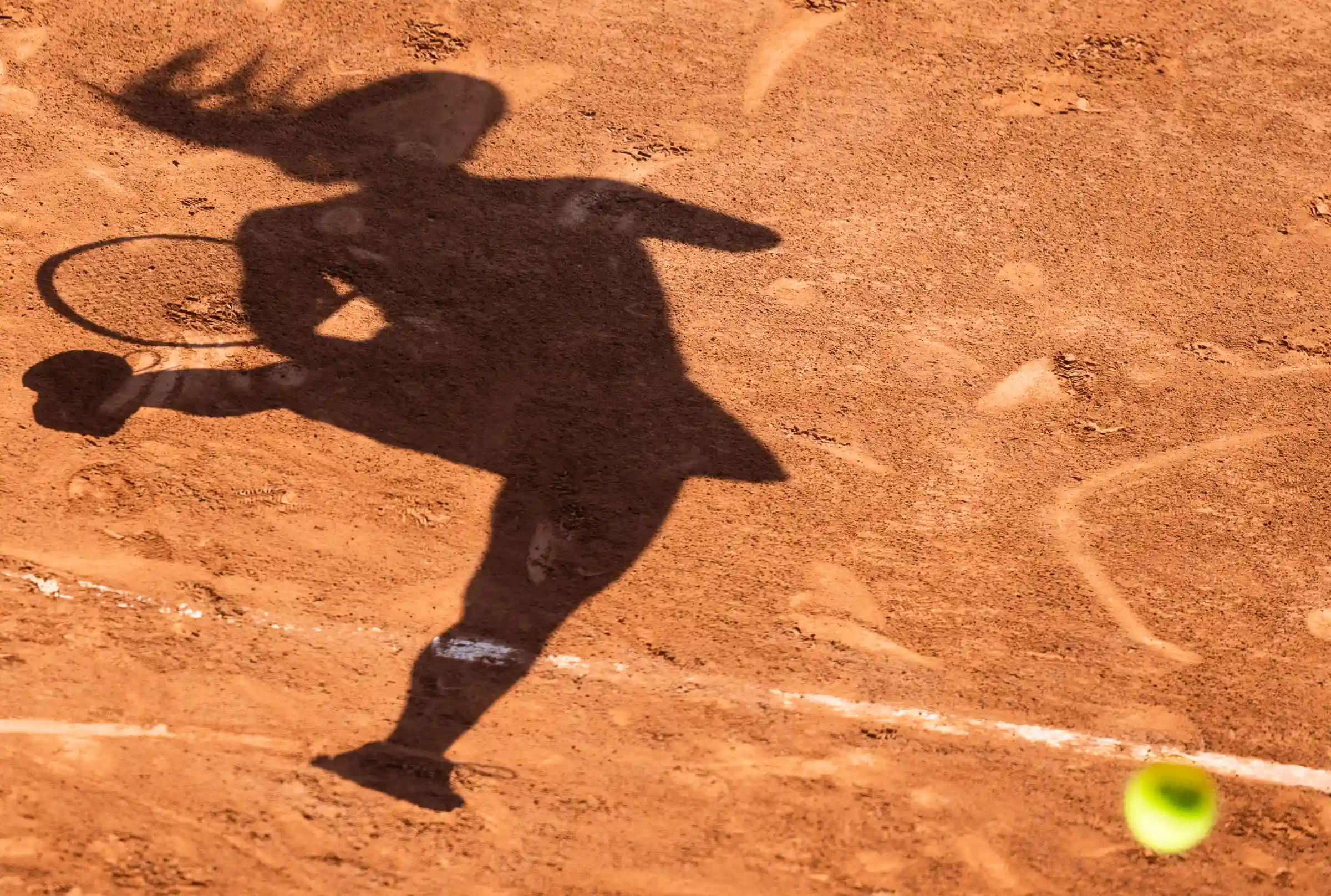L'ombre de la Belge Maryna Zanevska est photographiée lors du match du premier tour du simple dames entre Kazach Putintseva et la Belge Zanevska au tournoi de tennis Roland Garros, à Paris, France.